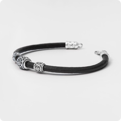 Кожаный браслет со славянскими шармами-оберегами (4мм)